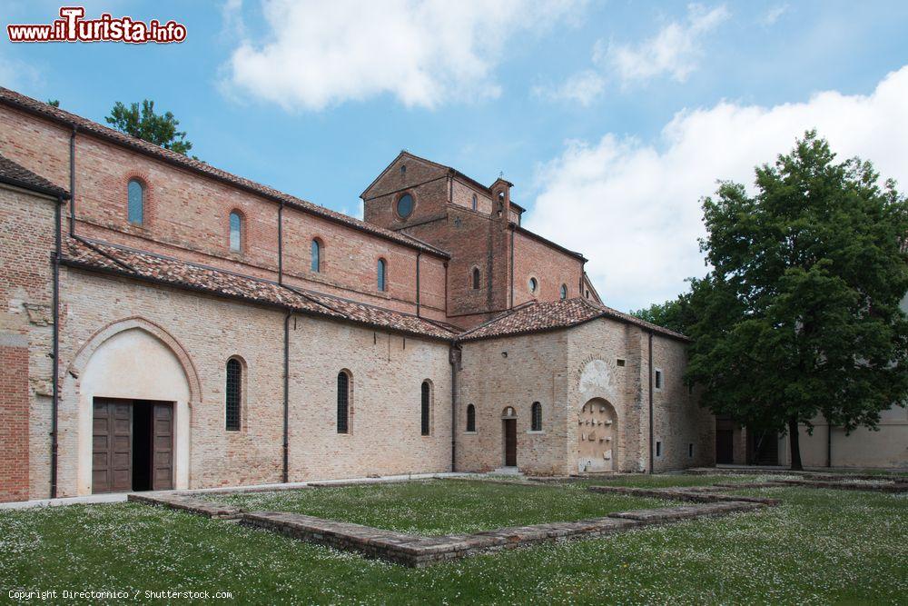 Immagine La facciata interna in mattoni dell'Abbazia di Sesto al Reghena, provincia di Pordenone, Friuli Venezia Giulia - © Directornico / Shutterstock.com