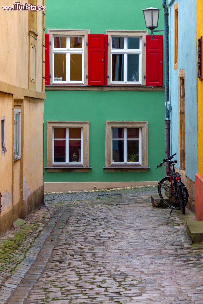 Immagine Facciata multi-color di case in una viuzza di Bamberga, Germania.