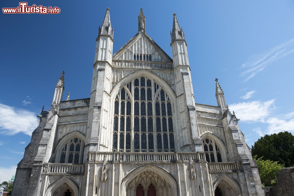 Immagine La facciata ovest della Cattedrale di Winchester, Inghilterra. Costruita in stile gotico-romanico, questa chiesa è una delle più lunghe d'Europa con i suoi 170 metri oltre che una delle più antiche del Regno Unito.
