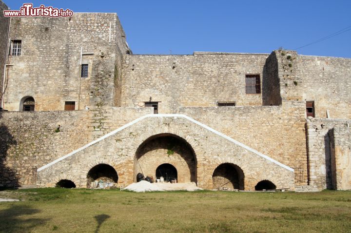 Immagine Facciata posteriore del convento di San Antonio de Padua a Izamal, Messico. Per costruire questo edificio religioso, come molte altre strutture civili della città, vennero utilizzate le pietre dei templi maya. Per il monastero di San Antonio furono scelte quelle della piramide di Ppapp-Hol-Chac - © Valery Shanin / Shutterstock.com