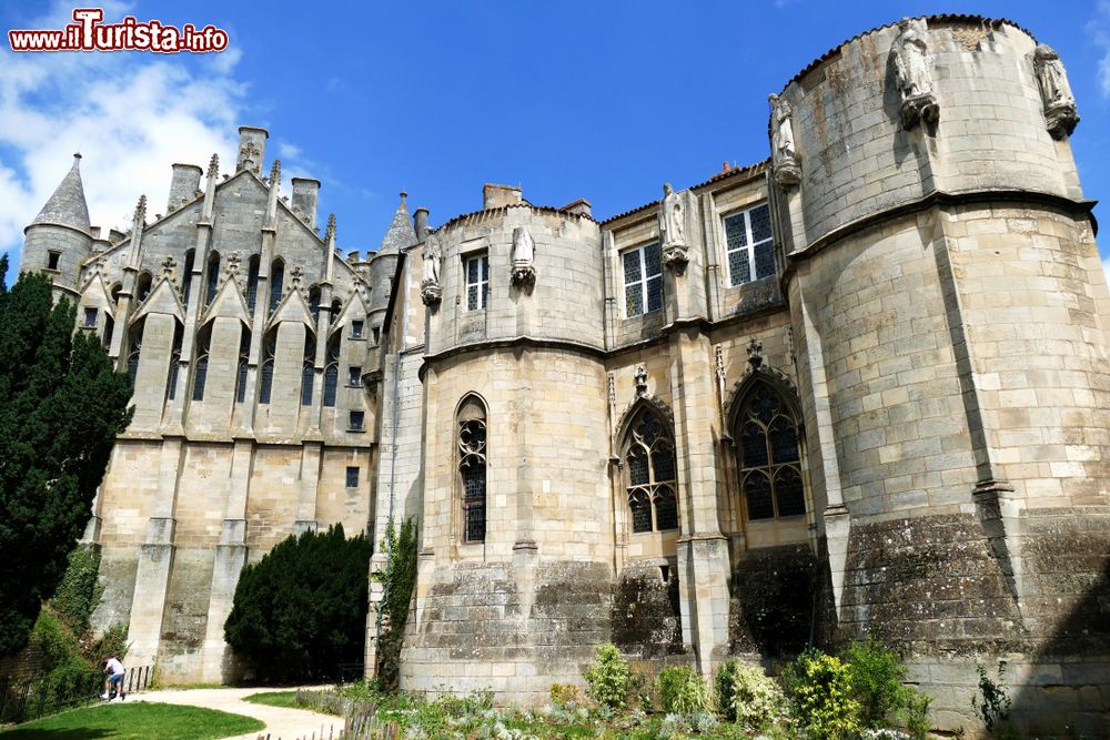 Immagine Facciata posteriore del Palazzo dei Duchi di Aquitania a Poitiers, Francia. Le origini dell'edificio risalgono al IX° secolo quando Carlo Magno costituì il Regno d'Aquitania per suo figlio Luigi il Pio.