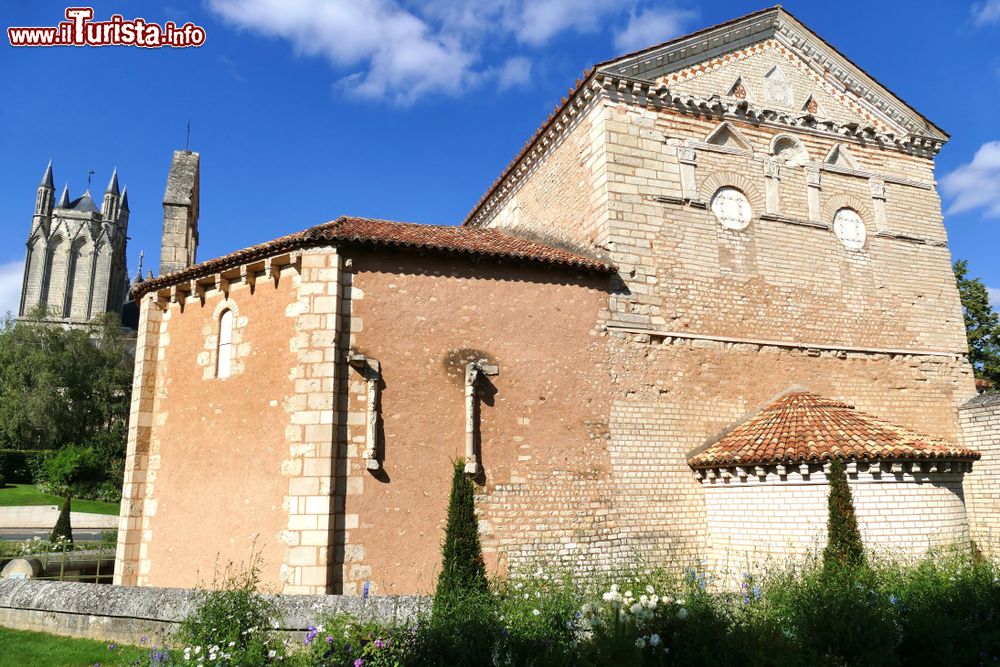 Immagine Facciata sud del battistero di San Giovanni a Poitiers, Francia. Considerata la più antica costruzione cristiana presente in territorio francese, è uno dei principali esempi di architettura merovingia.