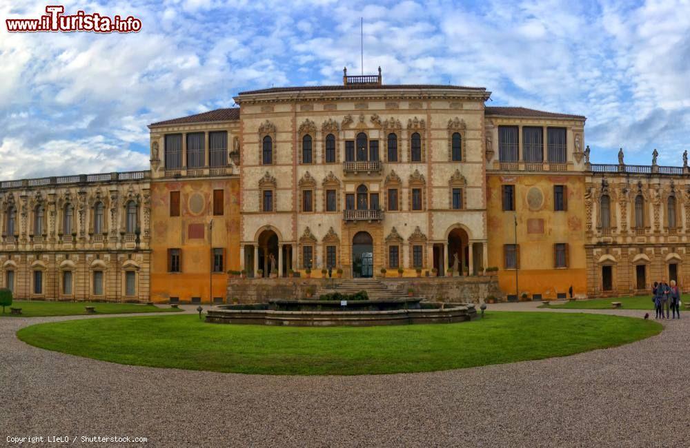 Immagine Facciata VIlla Contarini una delle ville della riviera del Brenta in Veneto © LIeLO / Shutterstock.com