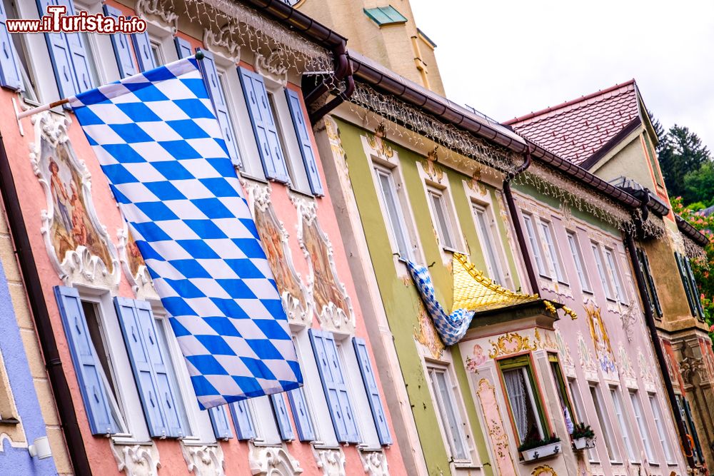 Immagine Facciate delle case nel centro di Garmisch-Partenkirchen, Germania, con bandiere.