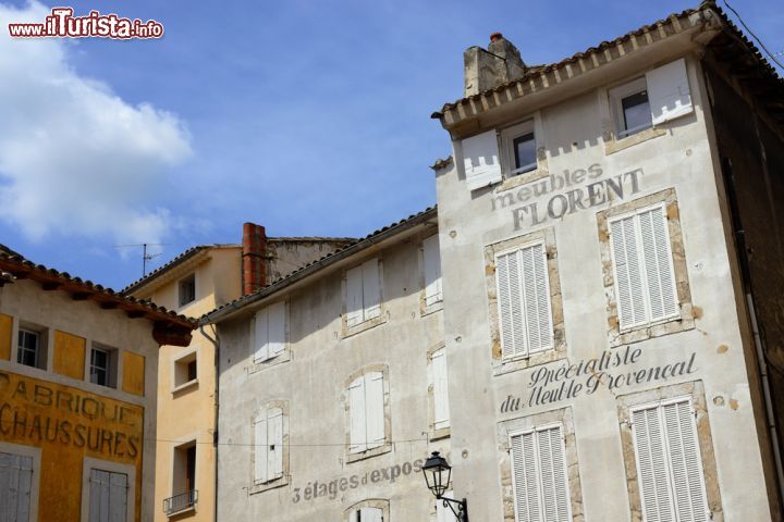 Immagine Facciate e insegne storiche sui palazzi della cittadina di L'Isle-sur-la-Sorgue, nel dipartimento di Vaucluse, regione Provence-Alpes-Cote d'Azur - foto © Oleg Znamenskiy / Shutterstock.com
