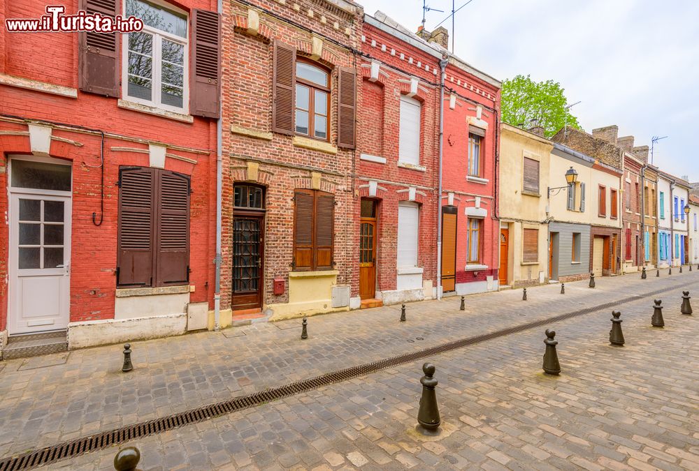 Immagine Le facciate in mattoni delle case di Amiens, Piccardia, Francia. A impreziosire queste costruzioni sono gli intonaci colorati. 