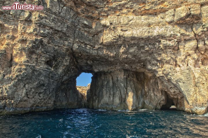 Immagine Paradiso per le immersioni a Comino, Malta - Se siete appassionati di immersioni e non volete andare dall'altra parte del mondo per ammirare i fondali marini scegliete Comino, vi stupirà piacevolmente. Le sue acque cristalline ospitano infatti una ricca flora e fauna © McCarthy's PhotoWorks / Shutterstock.com