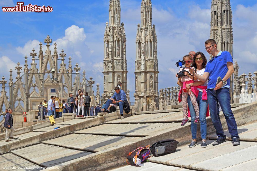 Immagine Famiglia in gita a Milano, la salite sul tetto panoramico del Duomo. - © goga18128 / Shutterstock.com