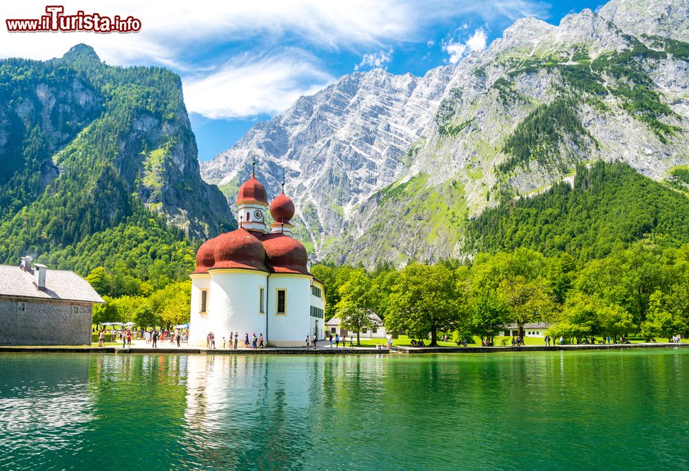 Immagine La famosa chiesa di San Bartolomeo con le cupole color ocra sul lago Konigssee, Berchtesgaden National Park, Germania.