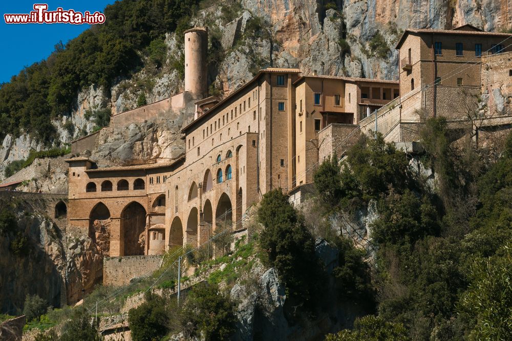 Immagine Il famoso monastero di San Benedetto nei pressi di Subiaco, provincia di Viterbo, Lazio. Noto anche come "del Sacro Speco", questo edificio religioso sorge nella curvatura di una parete rocciosa.