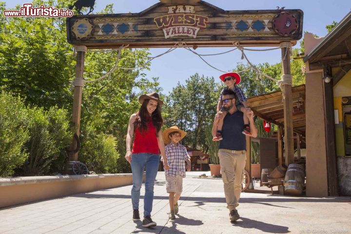 Immagine Far West Valley a Mirabilandia, Emilia Romagna, Italia. Al più grande parco divertimenti d'Italia sbarca anche il vecchio west dove ci si potrà divertire fra indiani e cowboy