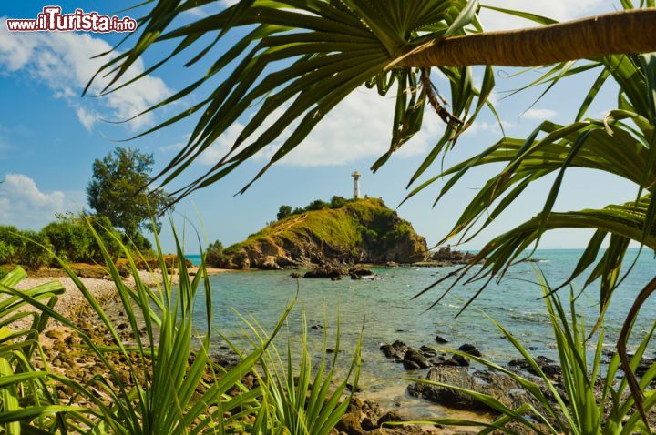 Immagine Faro a Koh Lanta, Thailandia - A impreziosire la natura selvaggia dell'arcipelago non mancano neppure i fari, ancora oggi preziosi riferimenti per la navigazione © Mart Koppel / Shutterstock.com