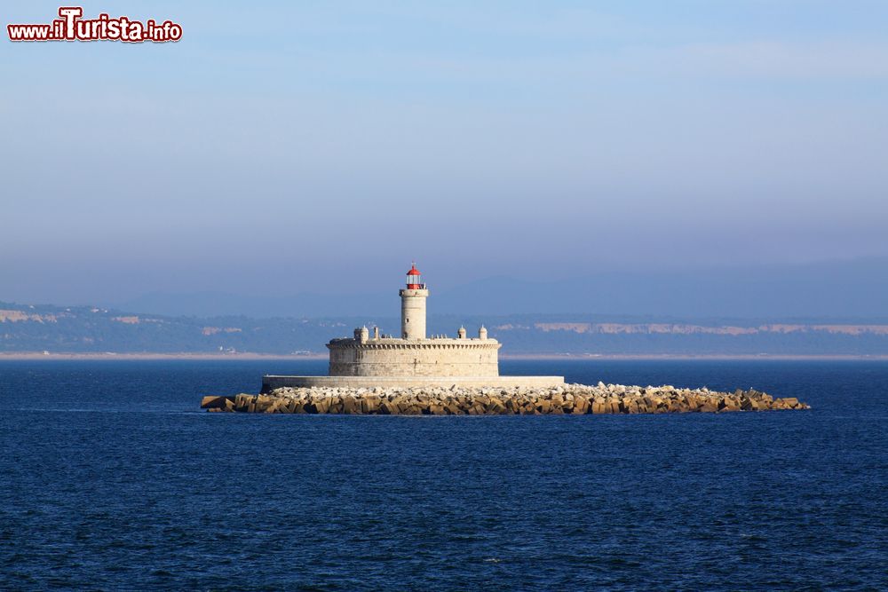 Immagine Faro al largo di Oeiras sul fiume Tago in Portogallo