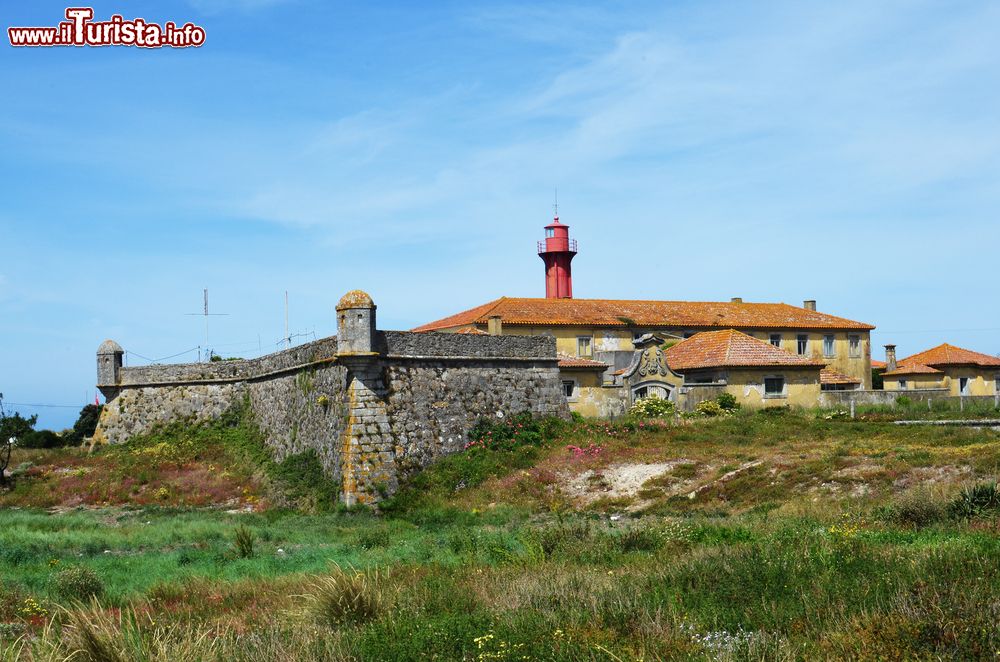 Immagine Faro all'interno di una fortezza nella città di Esposende, nord del Portogallo.