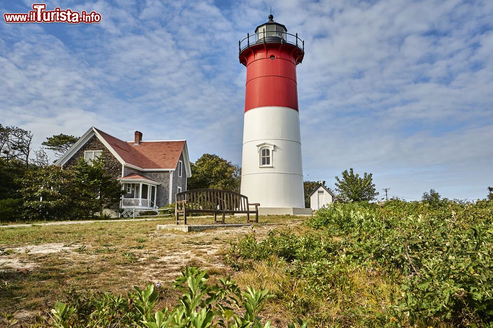 Immagine Faro bianco e rosso a Nantucket, isola degli Stati Uniti, Oceano Atlantico.