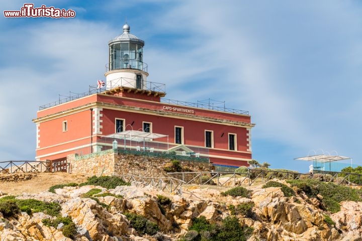 Immagine Faro di Capo Spartivento in Sardegna, dove è possibile dormire - © el lobo / shutterstock.com