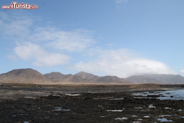 Immagine I dintorni nei pressi del Faro de punta Jandia, Fuerteventura - In questo posto che si trova praticamente vicino a Morro Jable, spicca sicuramente il paesaggio di origine vulcanica. Qui si respira ancora il fascino roccioso determinato da una natura particolare che non si è mai risparmiata e, ancora oggi, regala uno spettacolo magico.