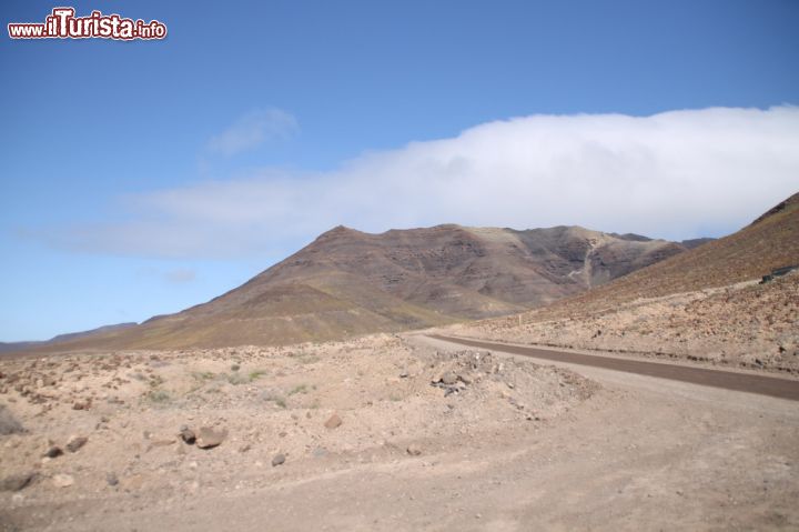 Immagine Il percorso meridionale di Fuerteventura verso Faro de punta Jandia - Potrebbe sembrare o evocare la route 66 Messicana o Texana, invece si tratta del tragitto che porta nella parte più a sud di tutta l'isola. Questi due fattori che contribuiscono a rendere il viaggio affascinante, spesso inducono i turisti a percorrere la strada con un mezzo agevole come la motocicletta per esempio.