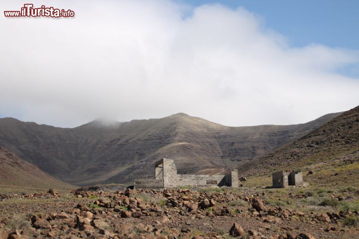 Immagine Vista del Faro de punta Jandia a Fuerteventura - Proprio in questo meraviglioso contrasto dove le ripide discese abbracciano il più dolce terreno pianeggiante, vi è una menzione. Nel 1987 fu dichiarato Parco Naturale e dando un'occhiata all'immagine non è difficile immaginarne il motivo. Oltre all'interesse archeologico, qui spiccano anche cultura e tradizione, in un unicum di identità di sicuro vanto per tutte le Isole Canarie.