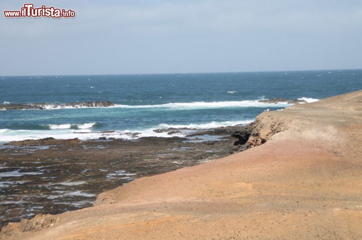 Immagine La costa di Morro Jable, Faro de punta Jandia, Fuerteventura (Canarie) - Qui oltre al mare, alle spiagge e al cielo è soprattutto la terra che racchiude un fascino senza tempo. Sarà per l'origine vulcanica o perché rappresenta la parte più meridionale dell'isola? Probabilmente entrambe ed è proprio per questo che moltissimi turisti praticano lunghissime passeggiate, per ammirare scorci e scenari come quelli immortalati dalla fotografia.