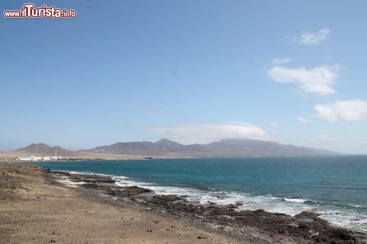 Immagine Spiaggia nei dintorni del Faro di Punta Jandia, Fuerteventura - Il meraviglioso percorso che porta al Faro di Punta di Jandia è ricco di spiagge bellissime, il che rende ancora più bello il tragitto. Come si vede nell'immagine si tratta di coste particolarmente pulite, probabilmente perché qui, nella parte inferiore dell'isola nell'estremo sud, la natura ha voluto fare un regalo.