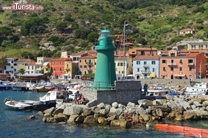 Immagine Il faro della marina di GIglio Porto, sullo sfondo le case del borgo marinaro - © trotalo / Shutterstock.com