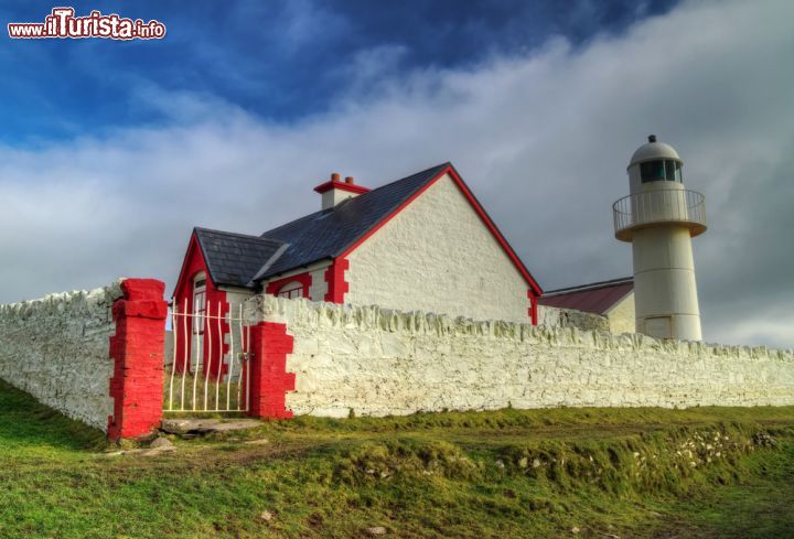 Immagine Faro di Dingle, Irlanda. Una delle tradizionali torri di segnalazione luminosa che sorgono lungo le coste dell'Irlanda - © Patryk Kosmider / Shutterstock.com