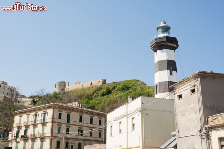 Immagine Il Faro di Ortona e, sullo sfondo, la sagoma del Castello Aragonese - foto © adamico / Shutterstock.com