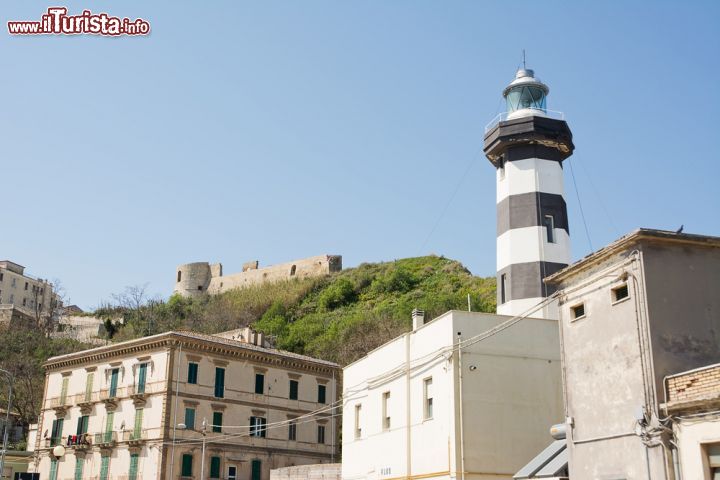 Immagine Il Faro di Ortona e, sullo sfondo, la sagoma del Castello Aragonese - foto © adamico / Shutterstock.com