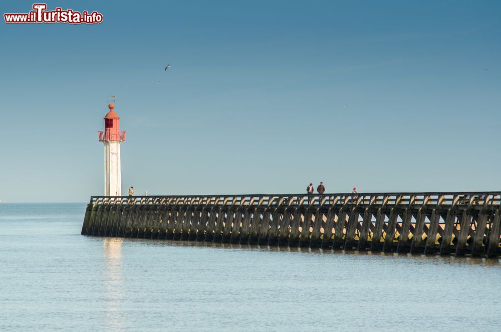 Immagine Il faro all'estremità del molo lungo la spiaggia di Trouville-sur-Mer, località balneare francese sulla costa della Normandia.