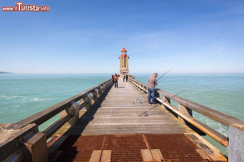 Immagine Il faro e il molo posti all'ingresso del porto di Fécamp, sul Canale della Manica (Francia).