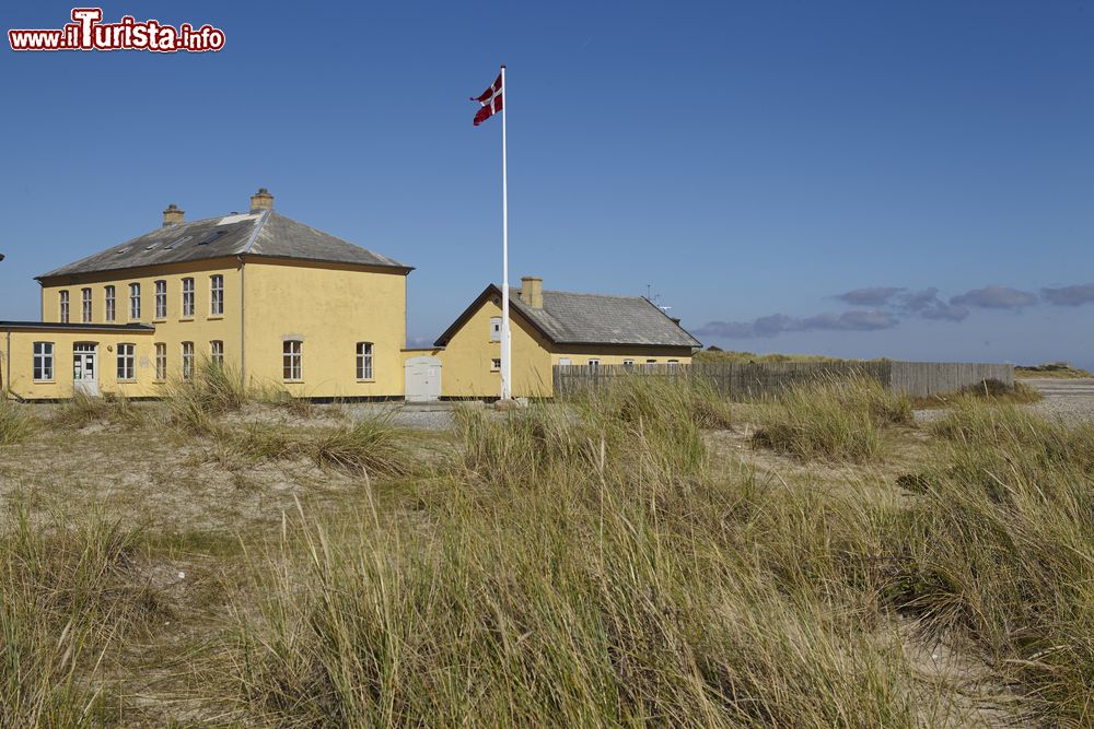 Immagine Il faro Grenen, chiamato Grey Tower, nei pressi di Skagen, Danimarca. Posto alla congiunzione dello Skagerrak (Mare del Nord) e del Kattegat (Mar Baltico), è il secondo più alto faro della Danimarca.