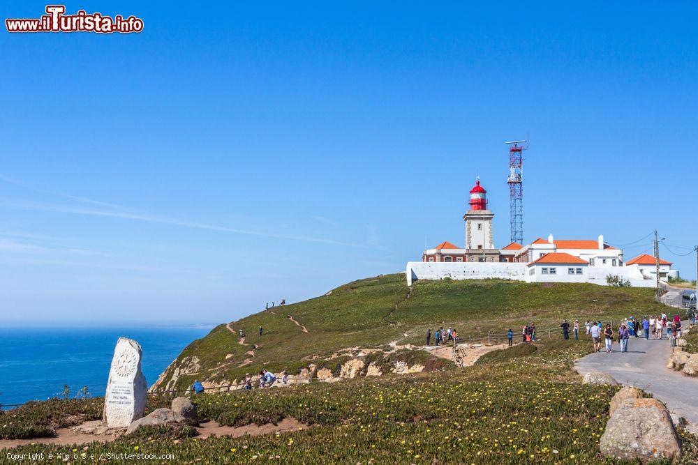 Immagine Il faro rosso e bianco di Cabo da Roca nella frazione di Colares, Sintra, Portogallo.  Ancora in funzione, questo faro del diciottesimo secolo è stato abitato sino al 1970 - © e X p o s e / Shutterstock.com