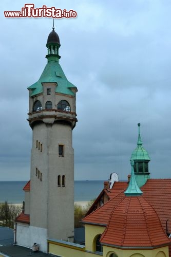 Immagine Il Faro di Sopot: in polacco è conosciuto come Stara Latarnia Morska e ha oltre un secolo di vita, essendo stato ultimato nel 1904. Sorge sulla centralissima Piazza Kuracyjny, in prossimità dell'accesso al molo.