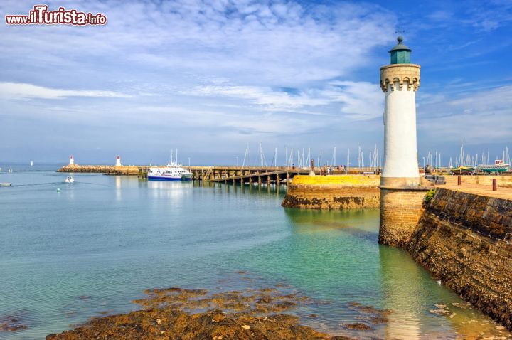 Immagine Faro sulla costa della Bretagna, Francia - Sono il simbolo della vita marittima: la regione bretone possiede da sola più di un terzo dei fari e delle torri faro che illuminano il litorale della Francia. Dal XVIII° secolo, sfidando correnti e tempeste, queste fortezze di granito segnalano ai navigatori i pericoli di queste coste selvagge © Boris Stroujko / Shutterstock.com