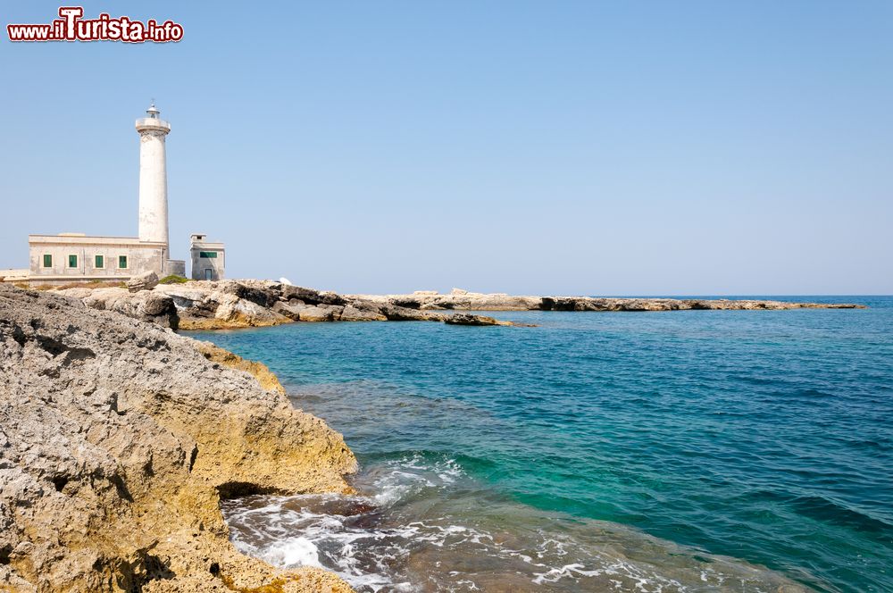 Immagine Faro sulla costa di Augusta in Sicilia.