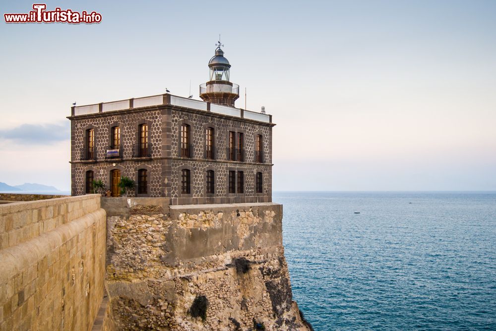 Immagine Faro sulle coste di Melilla, Spagna.