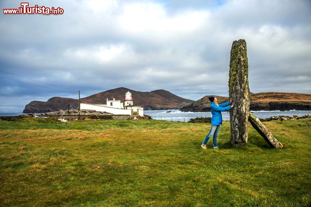 Immagine Il faro di Valentia Cromwell Point, County Kerry, Irlanda. Situato nel nord ovest dell'isola irlandese, questo faro è stato costruito nel XVII° secolo. Offre uno degli scorci paesaggistici più suggestivi del selvaggio Atlantico.