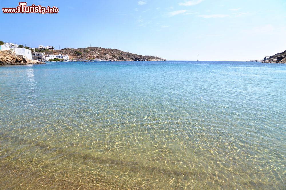 Immagine Faros beach sull'isola di Sifnos, Cicladi, Grecia. Adiacente a questa piccola spiaggia sabbiosa, ottima per chi desidera nuotare in un tratto di litorale tranquillo e poco frequentato, c'è il villaggio di pescatori.