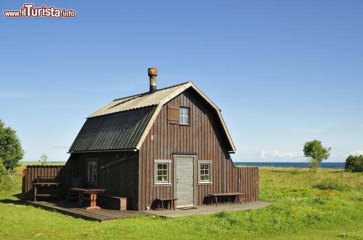 Immagine Le campagne circostanti la città di Visby sono un ottimo luogo per andare alla ricerca della vita più autentica dedli abitanti dell'isola di Gotland - Foto © a40757 / Shutterstock.com