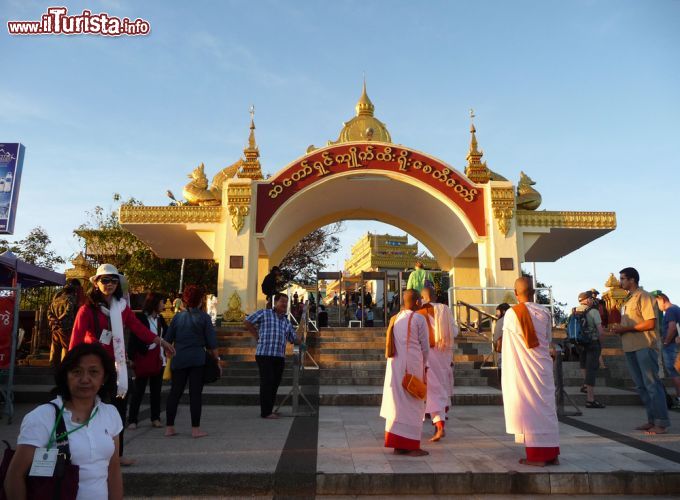 Immagine Fedeli buddhisti all'ingresso della pagoda Golden Rock sulla cima del monte Kyaiktiyo, Myanmar - © Santibhavank P / Shutterstock.com