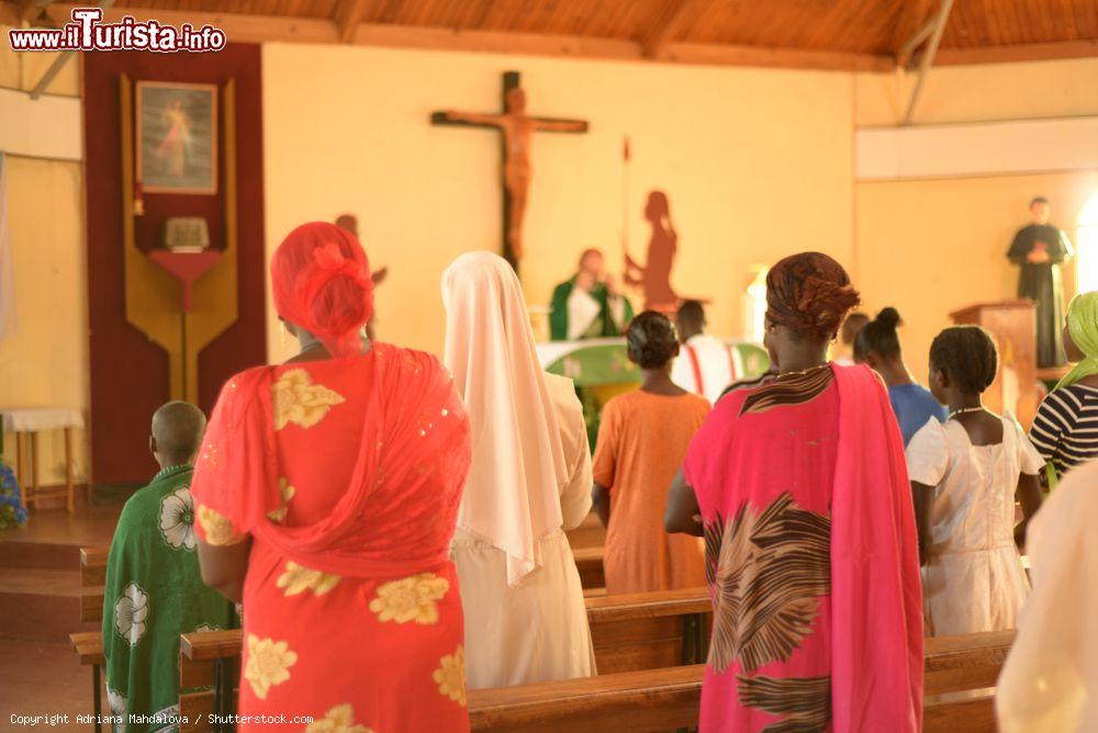 Immagine Fedeli di rito romano cattolico in una chiesa di Marsabit, Kenya: un gruppo di donne in preghiera - © Adriana Mahdalova / Shutterstock.com