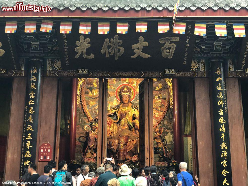 Immagine Fedeli e turisti in visita al Tempio del Buddha Gigante a Leshan, Cina - © Prapaporn Somkate / Shutterstock.com