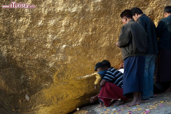 Immagine Fedeli in preghiera alla roccia d'oro di Kyaikhtiyo, la pagoda chiamata come "golden rock" si trova nello stato di the Mon nel Myanmar. - © topten22photo / Shutterstock.com