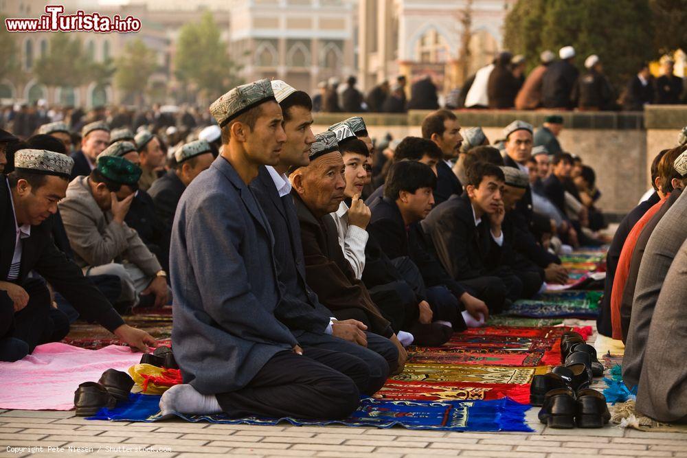 Immagine Fedeli in preghiera davanti la Moschea Id Kah a Kashgar in CIna. - © Pete Niesen / Shutterstock.com