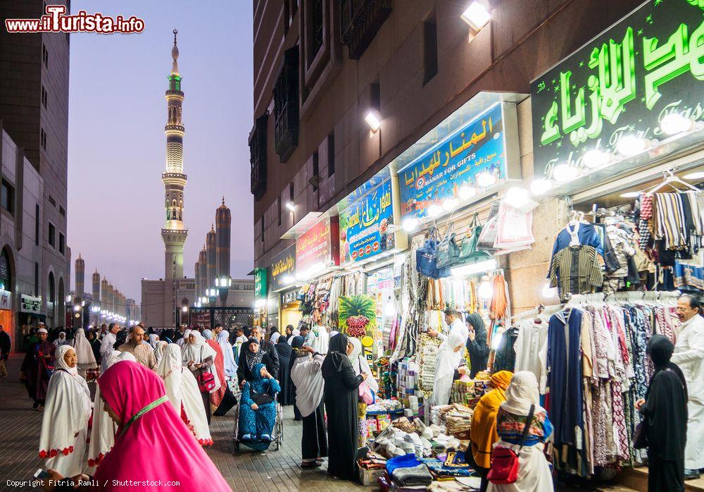 Immagine Fedeli musulmani al bazaar di strada vicino alla Moschea Nabawi, Medina, Arabia Saudita - © Fitria Ramli / Shutterstock.com