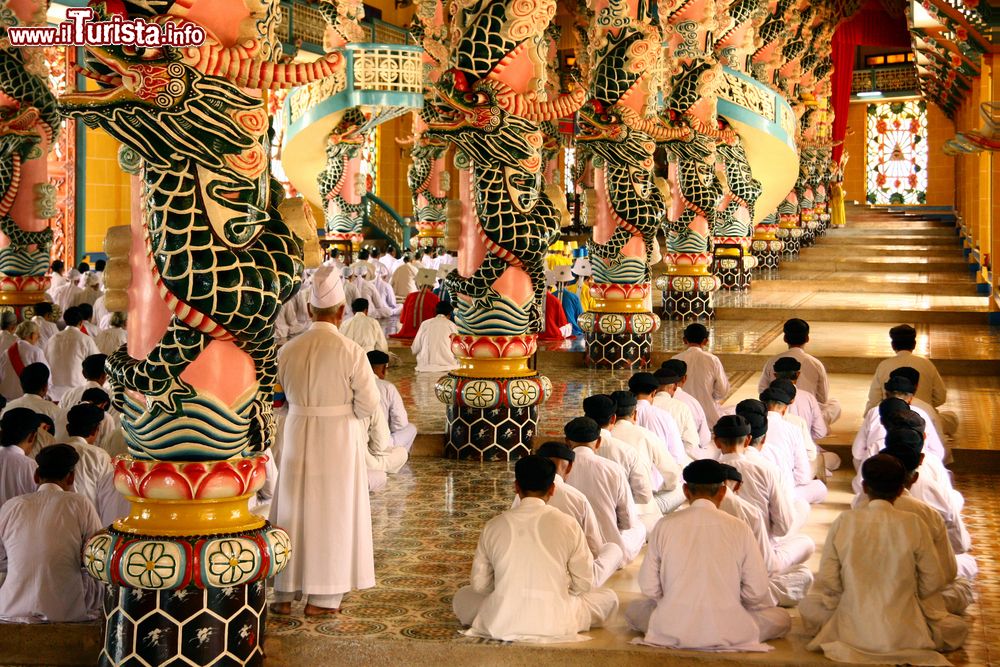 Immagine Fedeli della religione caodista all'interno del Grande Tempio di Cao Dai, nei pressi di Ho Chi Minh City, Vietnam.