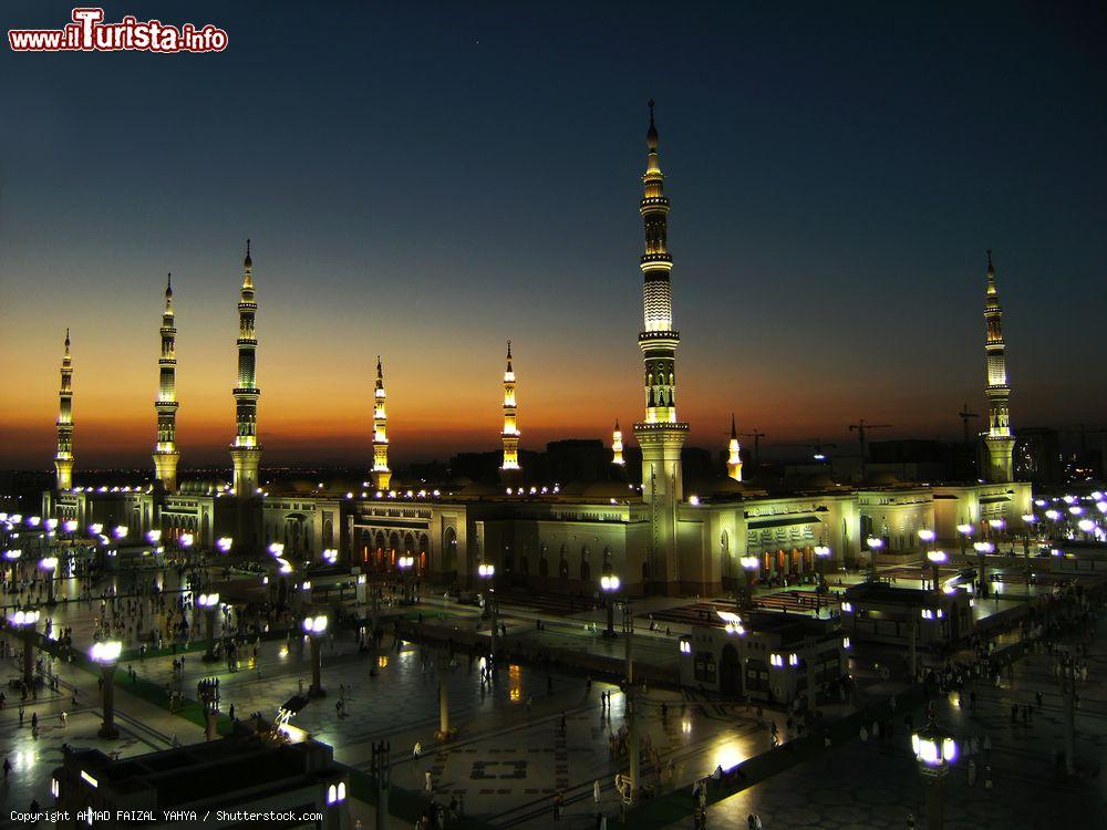 Immagine Fedeli passeggiano fuori dalla moschea Nabawi dopo la preghiera del tramonto, Medina, Arabia Saudita - © AHMAD FAIZAL YAHYA / Shutterstock.com