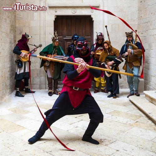 Immagine "Federicus - Medieval Festival" a Altamura, Puglia. Un gruppo musicale in abiti medievali accompagna l'esibizione di un ballerino. Questa festa rievoca la venuta di Federico II° in terra di Bari coinvolgendo tutta l'antica città federiciana - © peuceta / Shutterstock.com