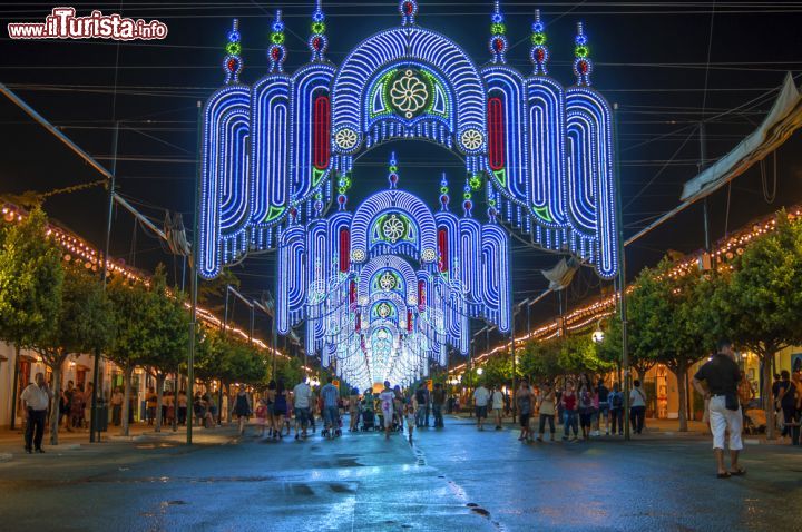 Immagine Luci durante la Gran Feria de Malaga, un imperdibile evento nell'agenda di agosto della città andalusa - © klublu / Shutterstock.com